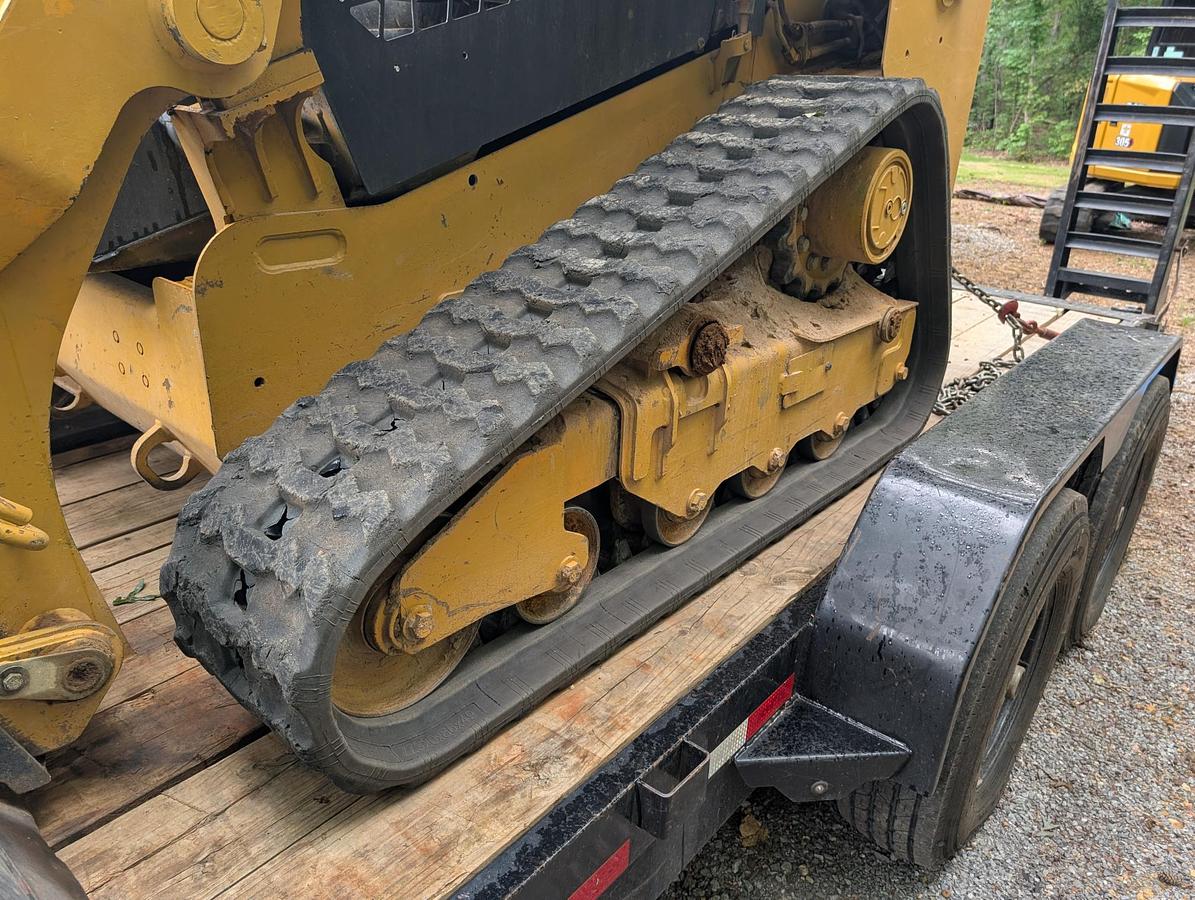 Used 2015 CATERPILLAR 239D