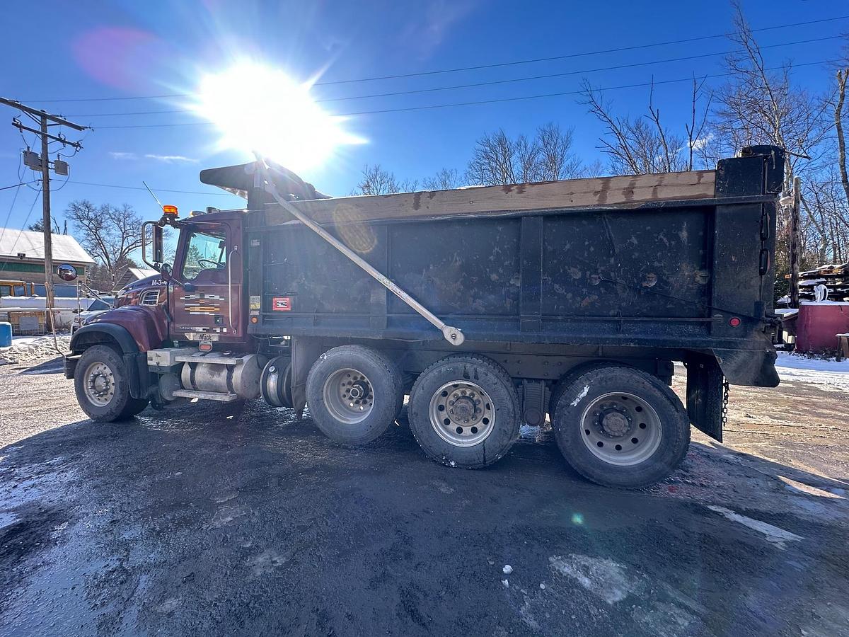 Used 2005 MACK CV713