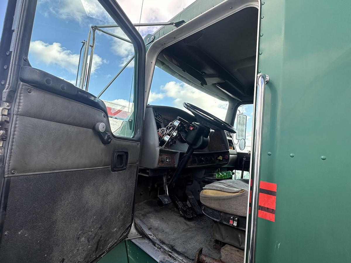 Used 2004 KENWORTH T300