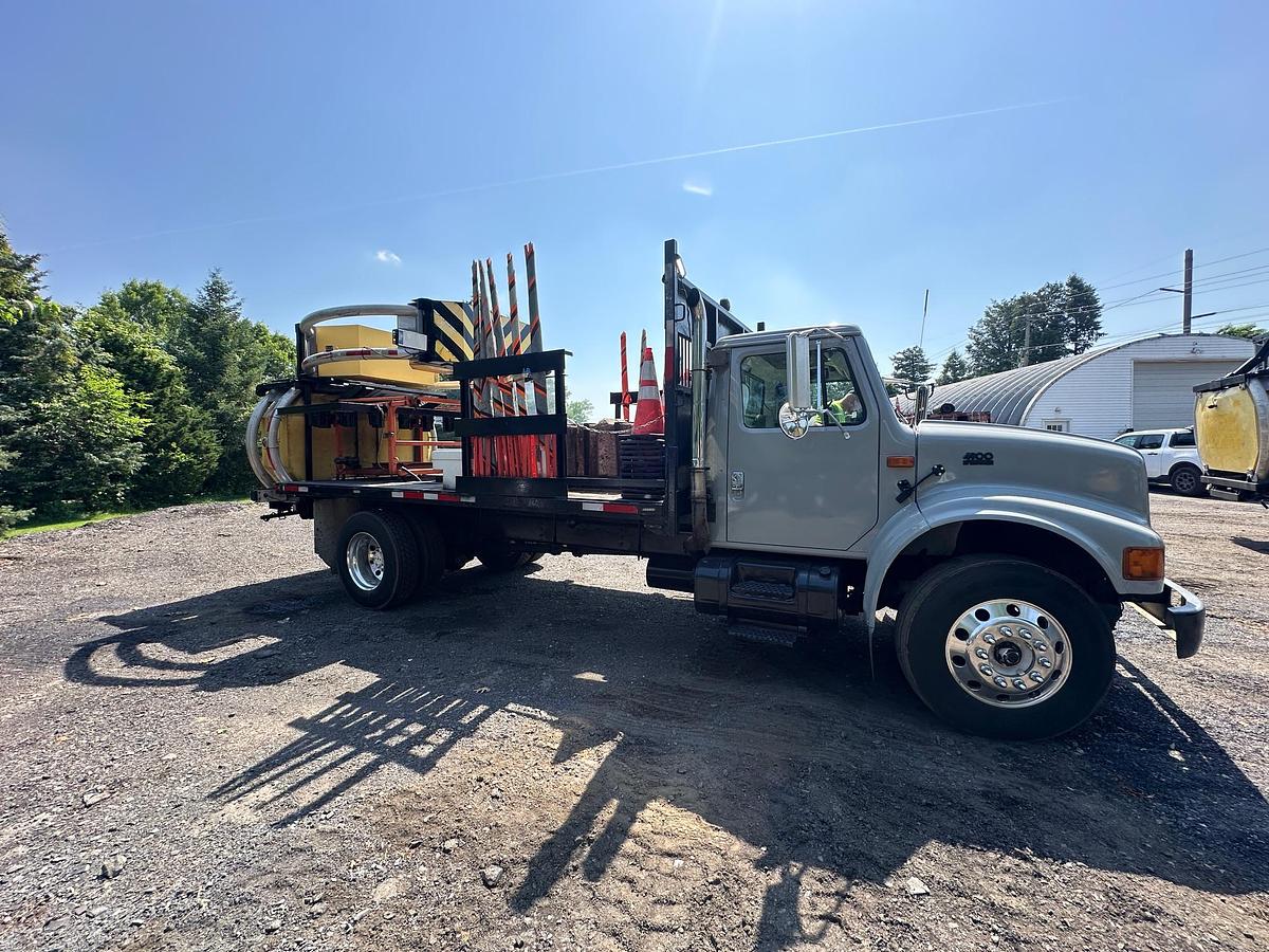 Used 2001 INTERNATIONAL 4900 Attenuator Truck