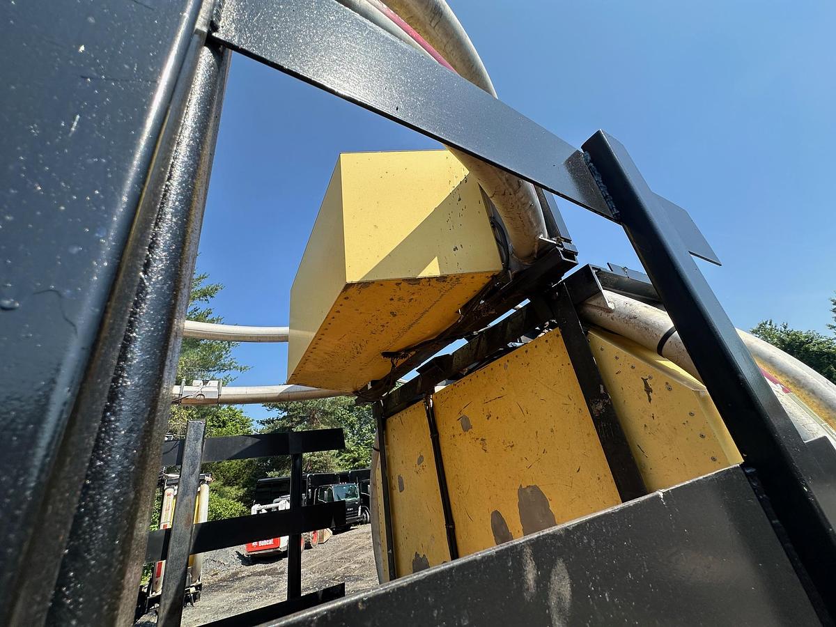 Used 2004 INTERNATIONAL 4300 Attenuator Truck