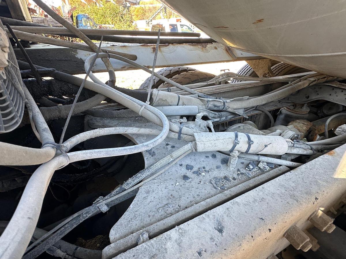 Used 2000 MACK DM690S Conveyor