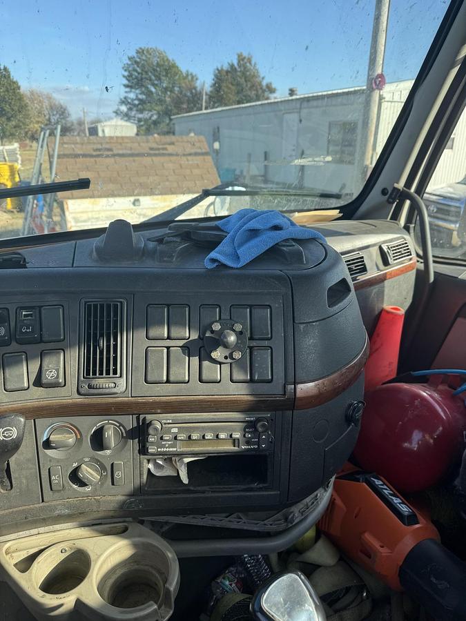 Used 2006 VOLVO VNL42T