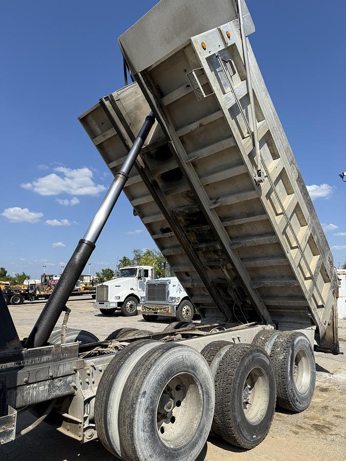 Used 2005 MACK CV713
