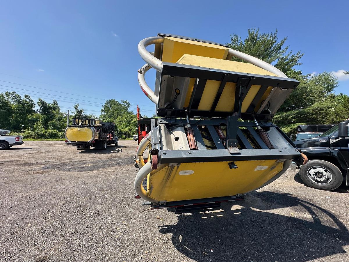 Used 2001 INTERNATIONAL 4900 Attenuator Truck