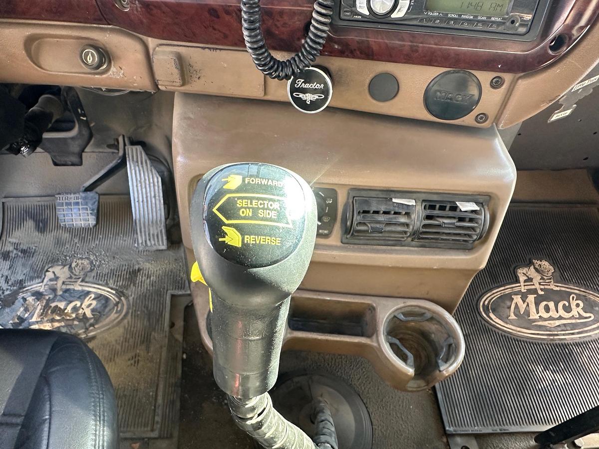 Used 2005 MACK CV713