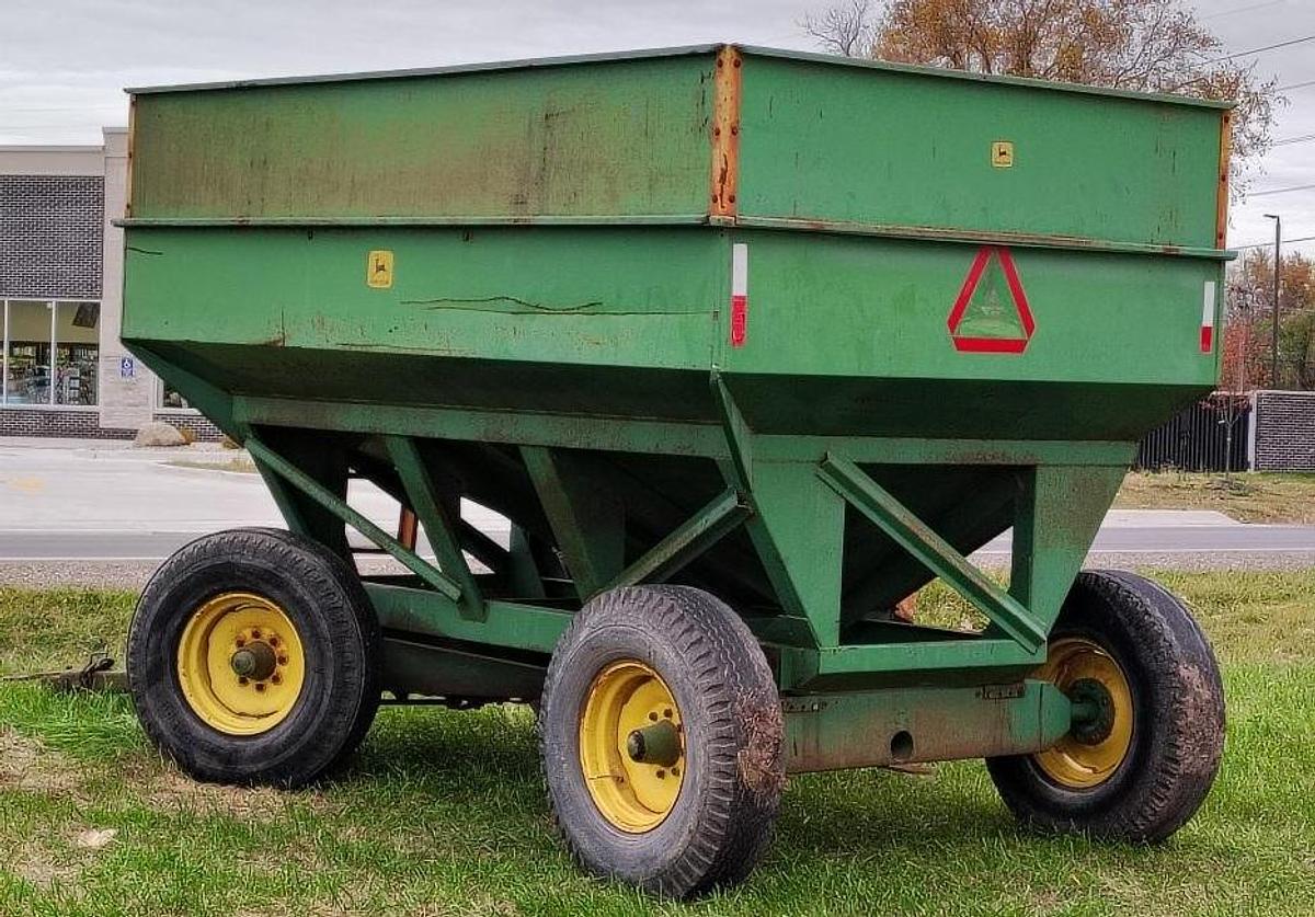 Used JOHN DEERE 350-22 Gravity Wagon