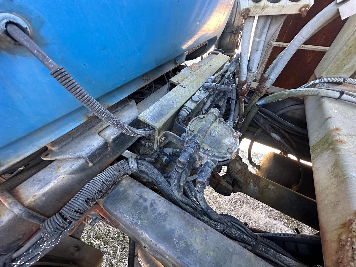 Used 2000 MACK DM690S Conveyor