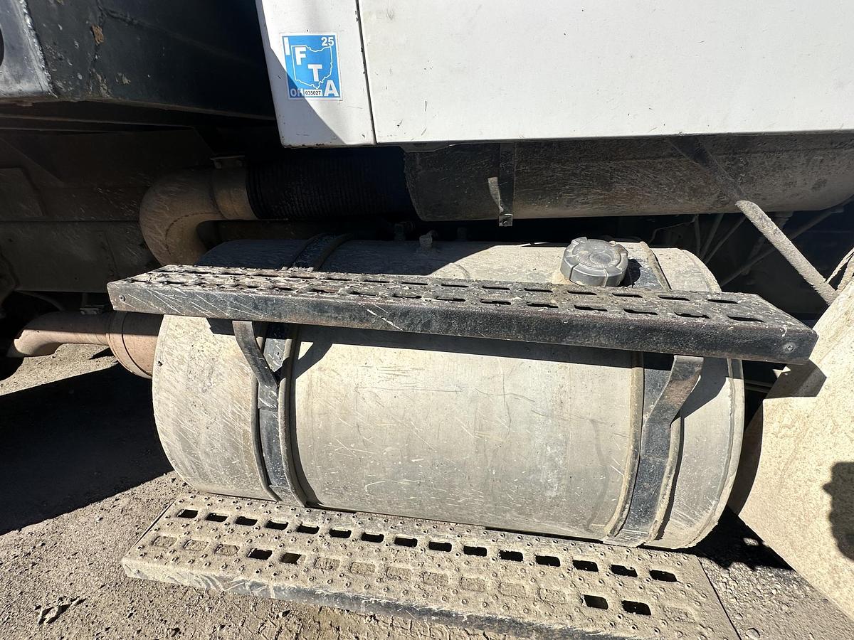 Used 2000 STERLING AT9513