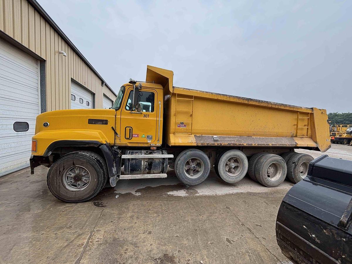 Used 1995 MACK CL713