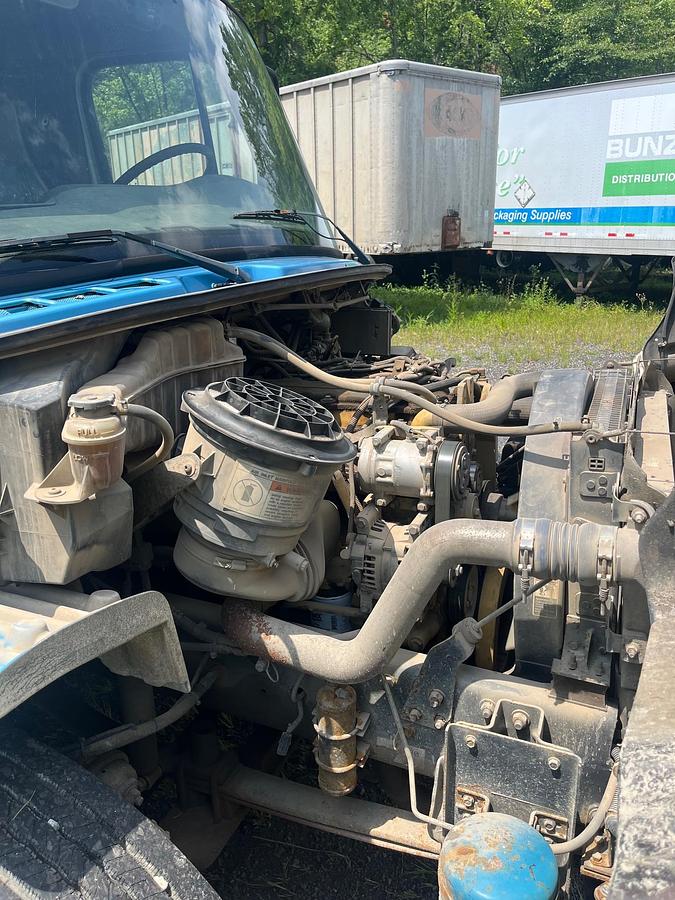 Used 2004 FREIGHTLINER M2 Business Class