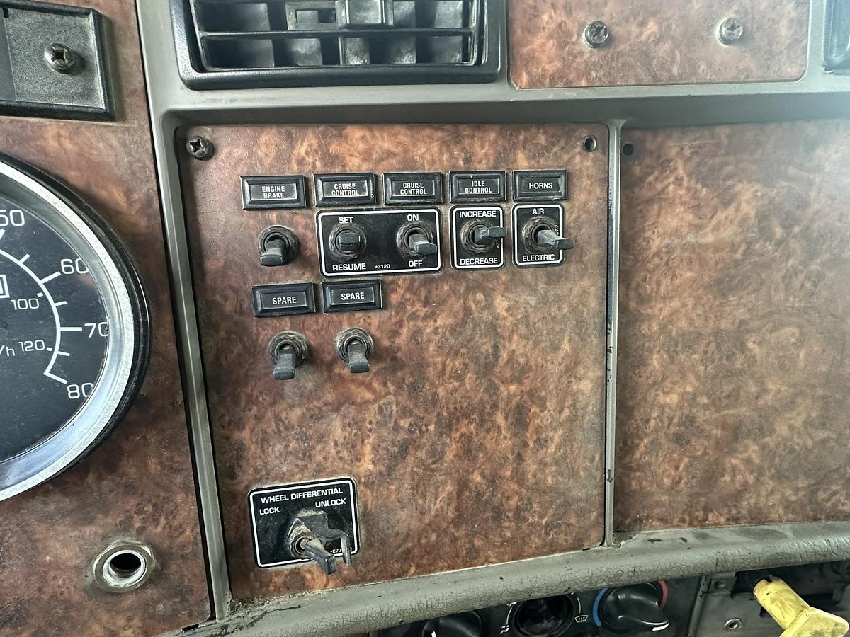 Used 2004 KENWORTH T300