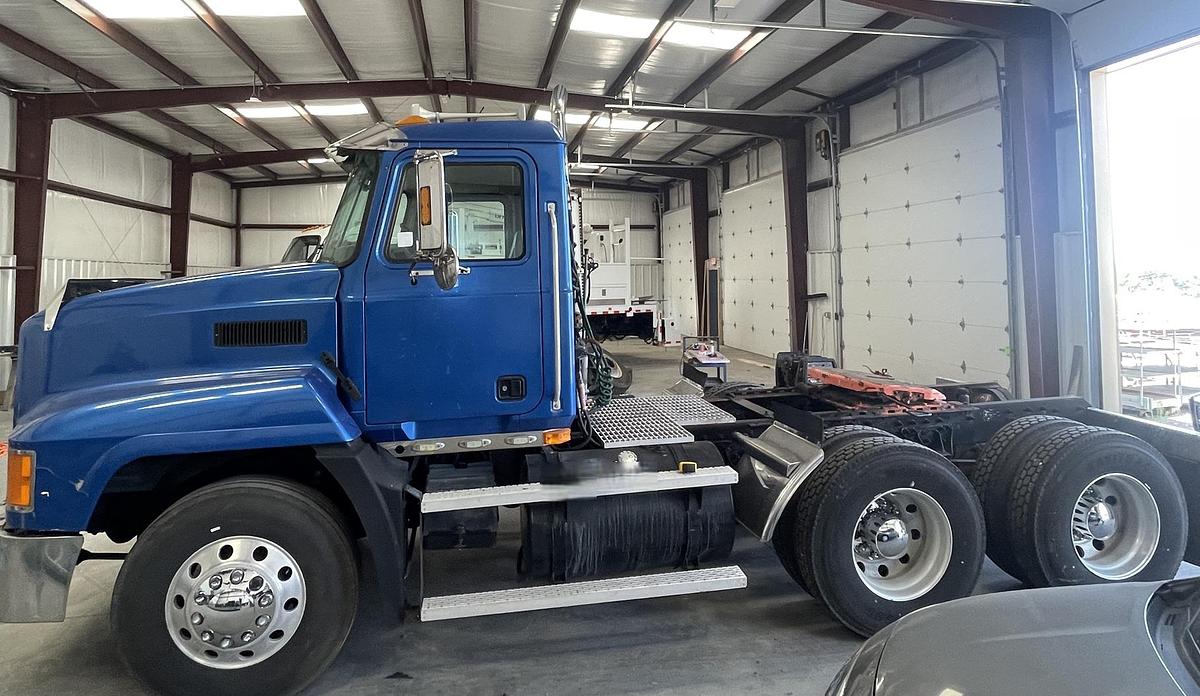 Used 2006 MACK CL733
