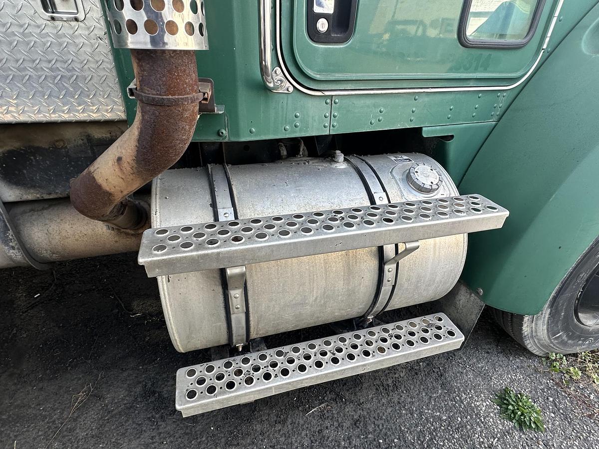 Used 2004 KENWORTH T300