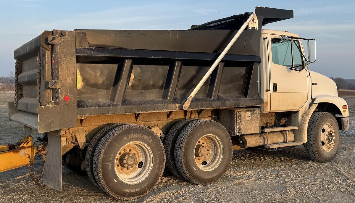 Used 2004 FREIGHTLINER FL112