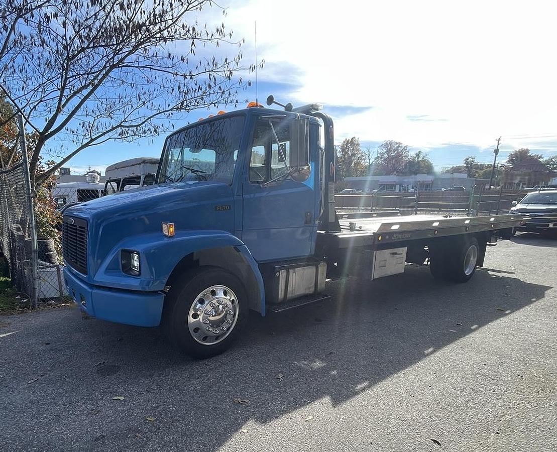 Used 2005 FREIGHTLINER FL70