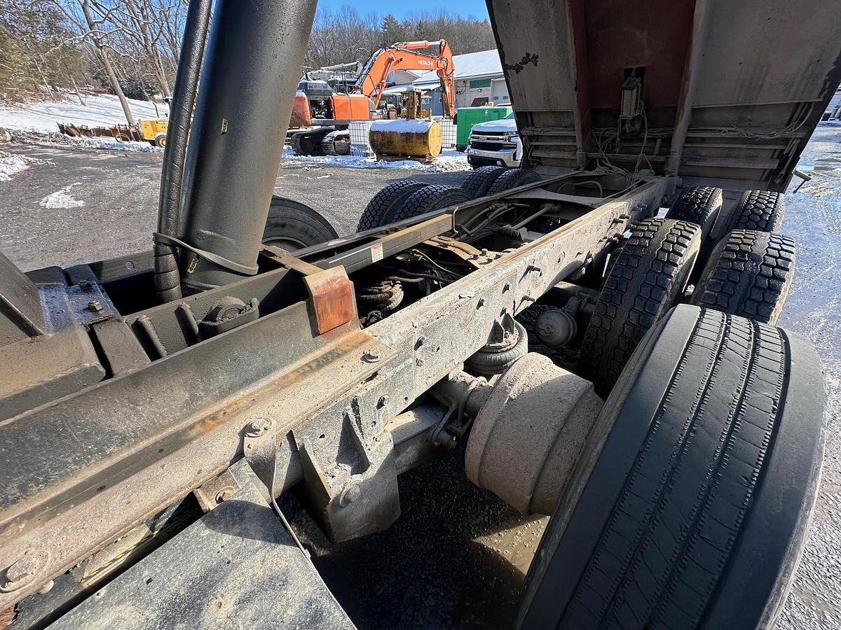 Used 2005 MACK CV713