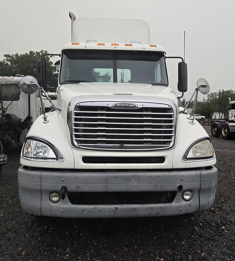 Used 2009 FREIGHTLINER Columbia