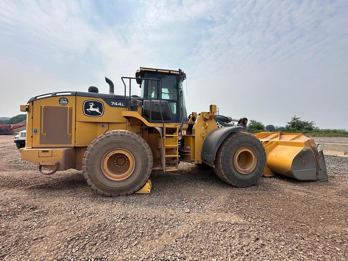 Used 2020 DEERE 744L
