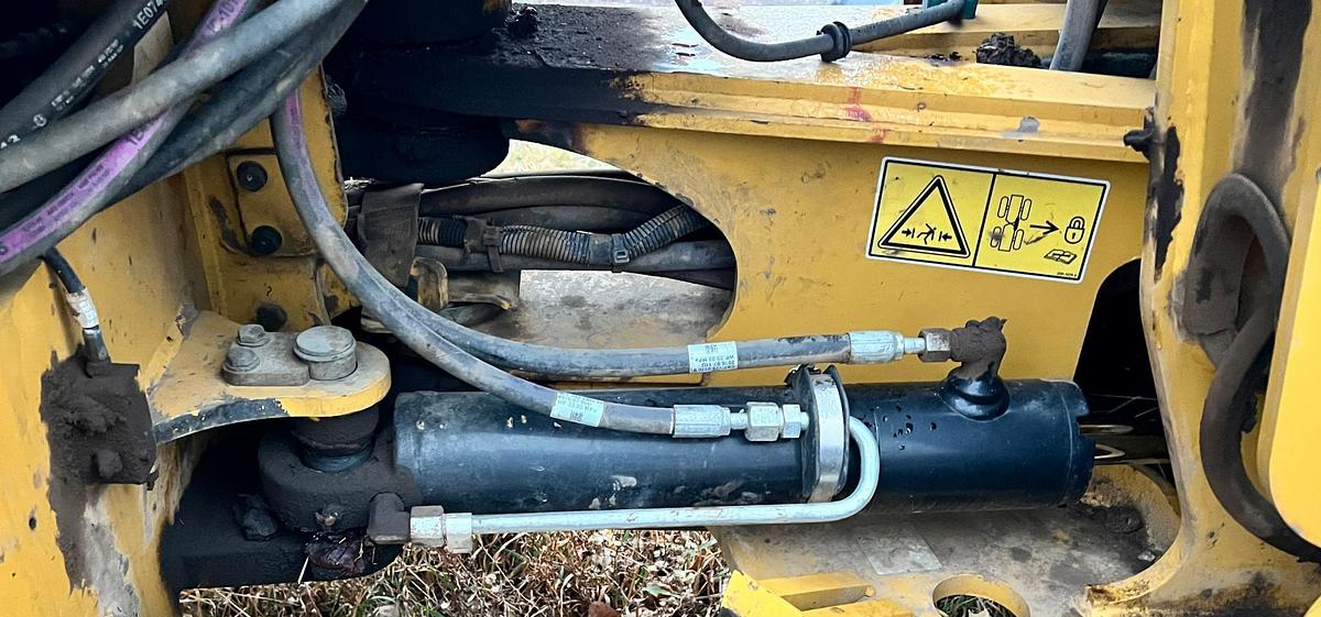 Used 2016 CATERPILLAR 907M