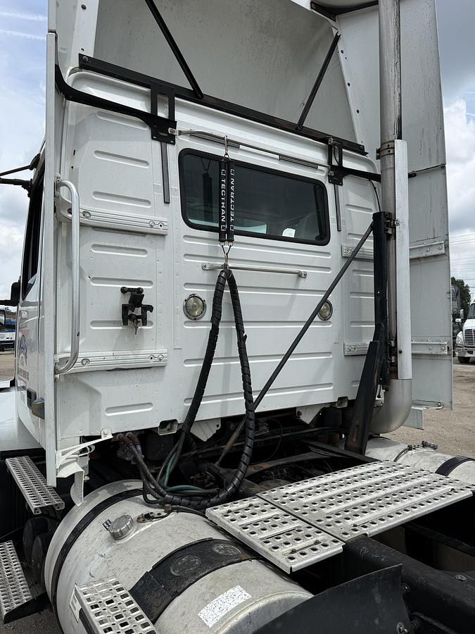 Used 2010 VOLVO VNL64TN
