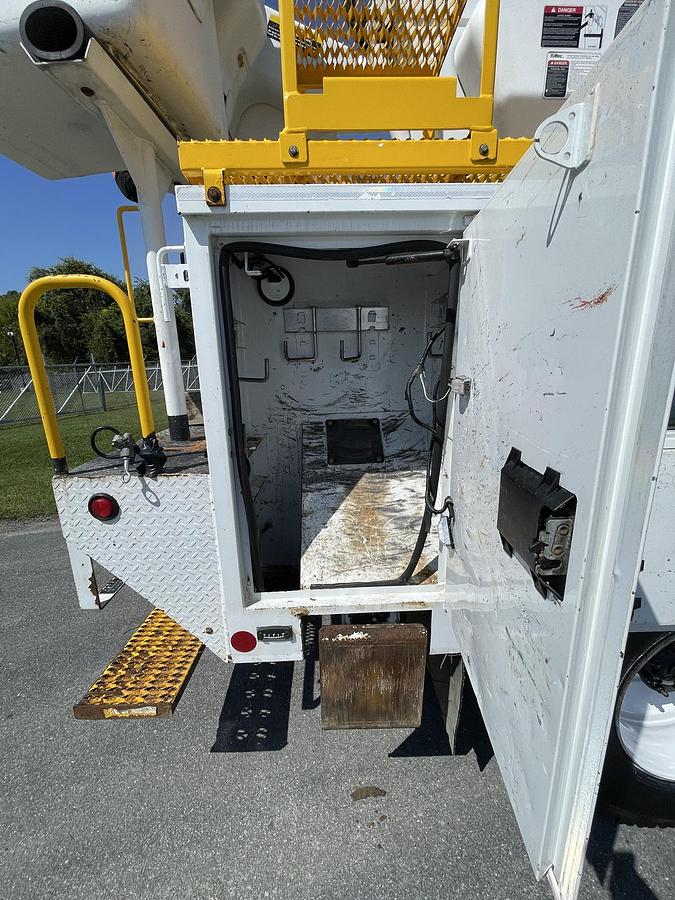 Used 2013 INTERNATIONAL 4300 Utility Bucket