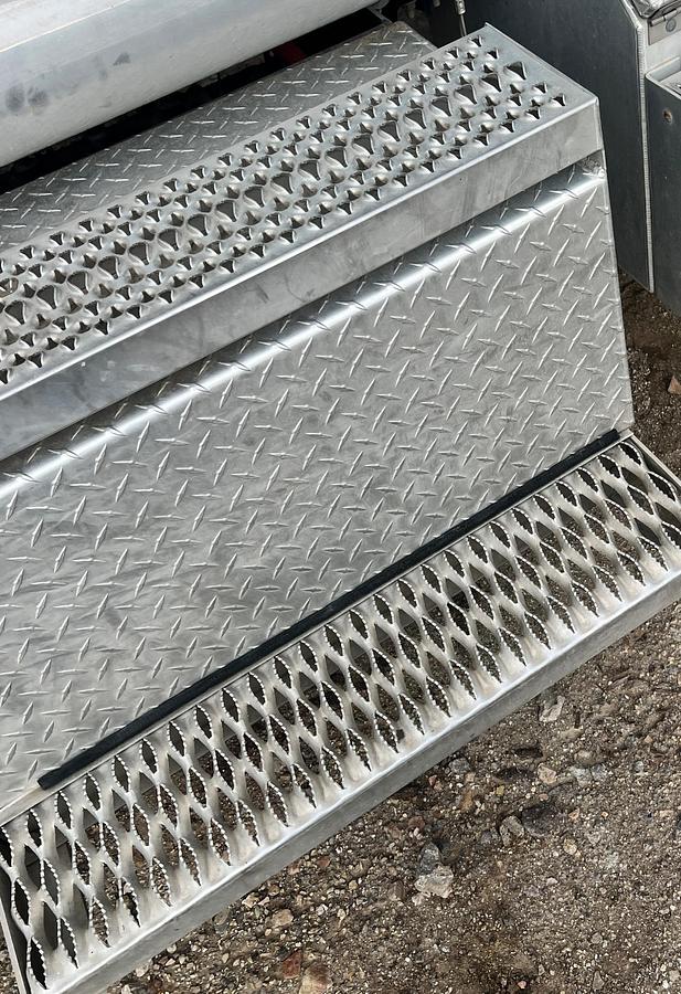 Used 2016 PETERBILT 348