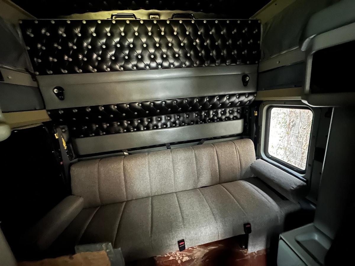 Used 2001 KENWORTH W900 AeroCab