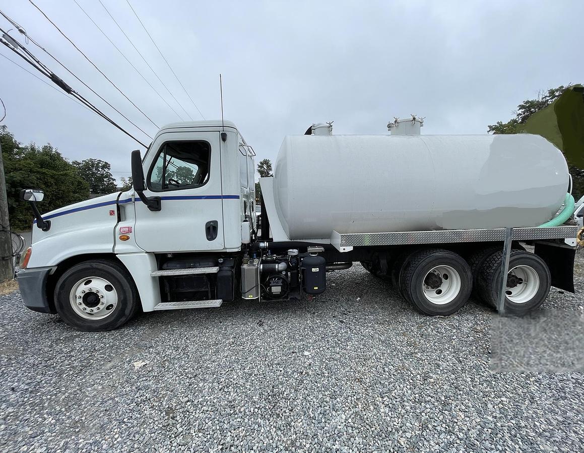 Used 2013 FREIGHTLINER Cascadia Septic Truck