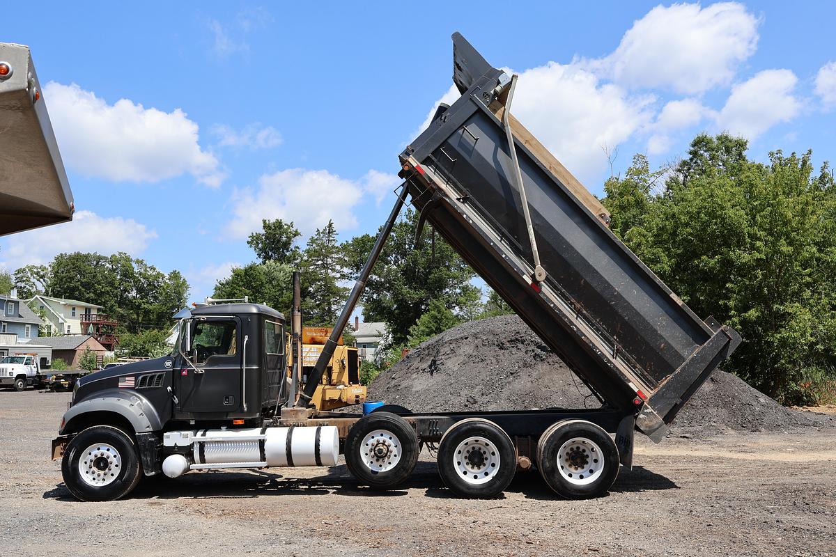 Used 2009 MACK Granite GU713