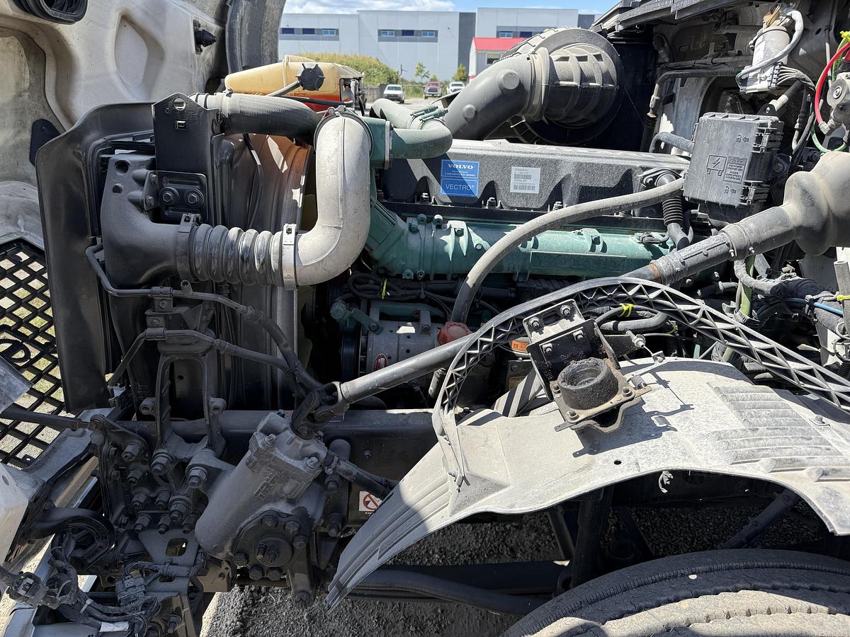 Used 2012 VOLVO VNL64T300