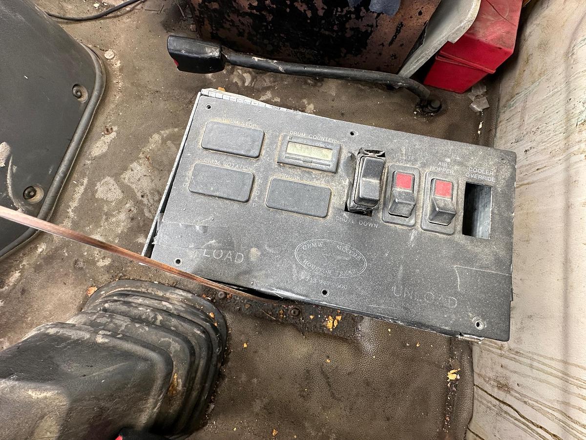 Used 2004 VOLVO Rear Discharge Mixer