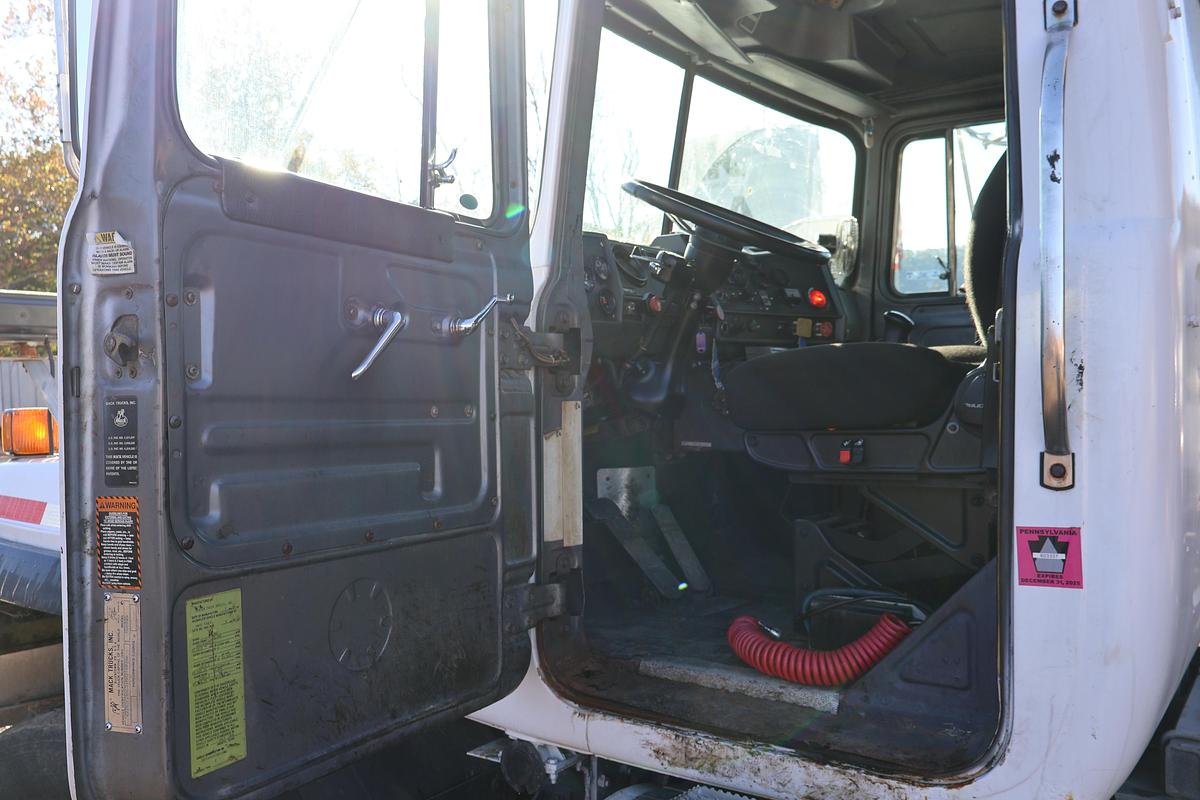 Used 1996 MACK RD690S