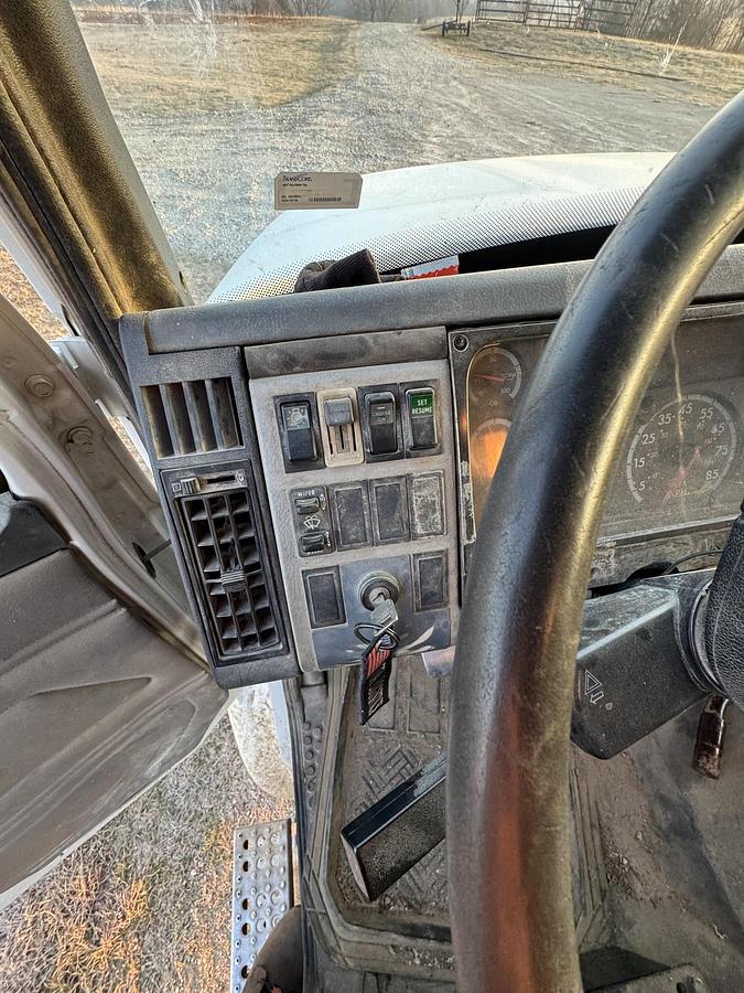 Used 2004 FREIGHTLINER FL112