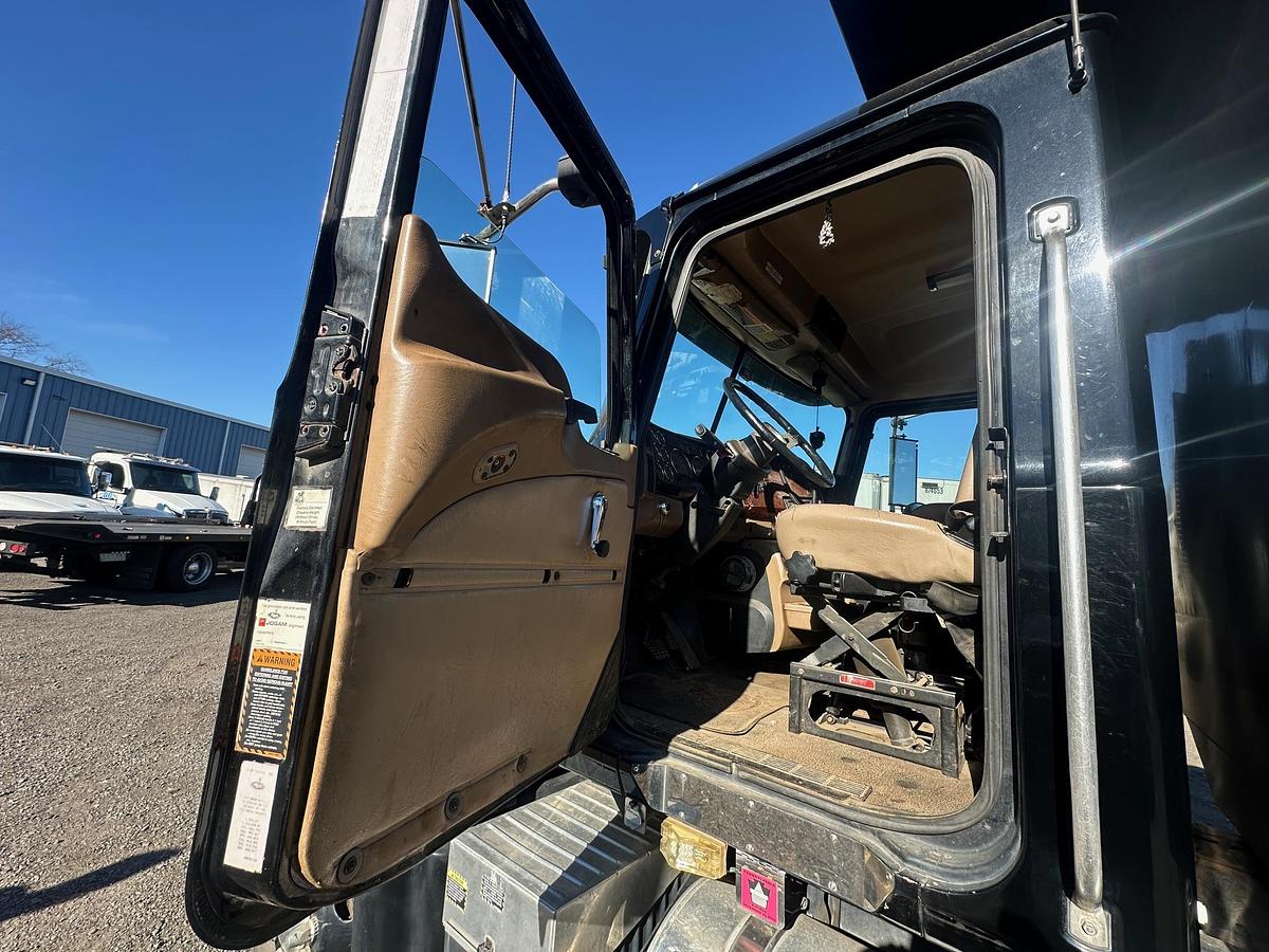 Used 2006 MACK Granite CV713