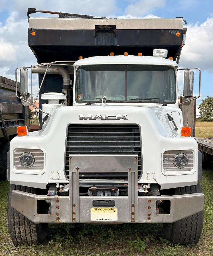 Used 2001 MACK DM688S
