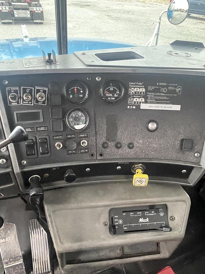 Used 2001 MACK RD688s Roll Off