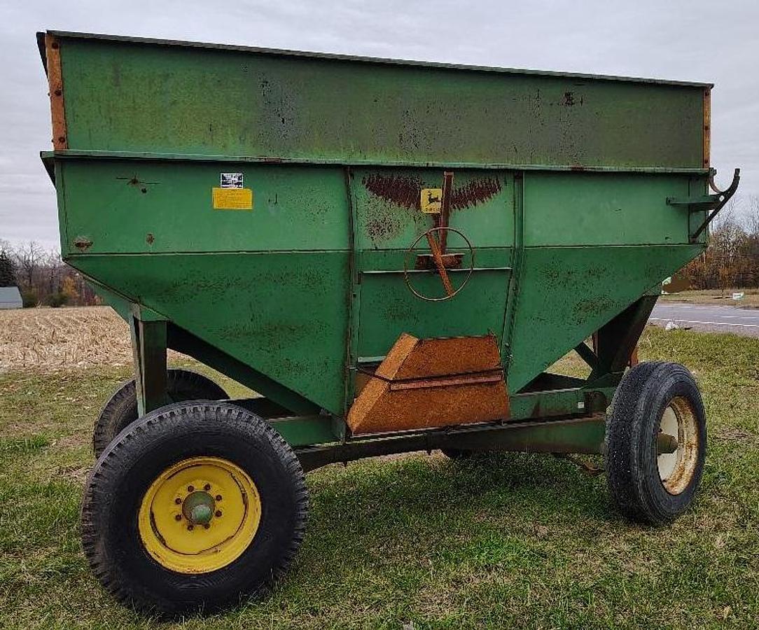 Used JOHN DEERE 350-22 Gravity Wagon