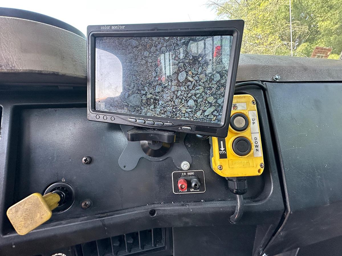 Used 2001 INTERNATIONAL 4900 Attenuator Truck