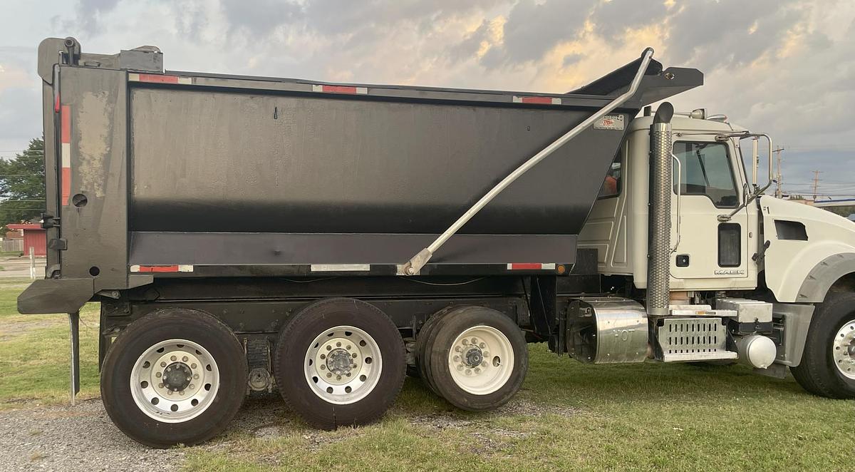 Used 2017 MACK Granite GU713