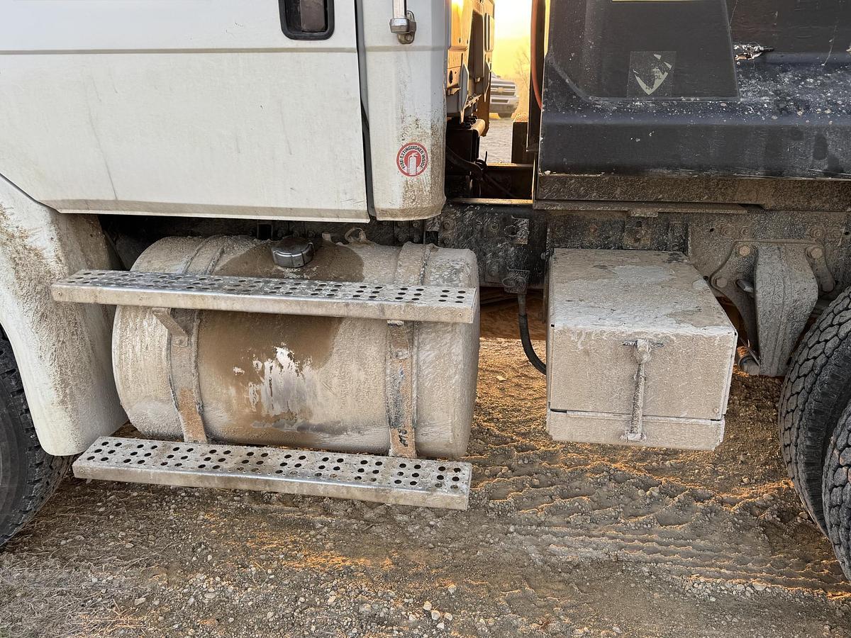 Used 2004 FREIGHTLINER FL112