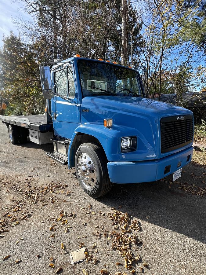 Used 2005 FREIGHTLINER FL70