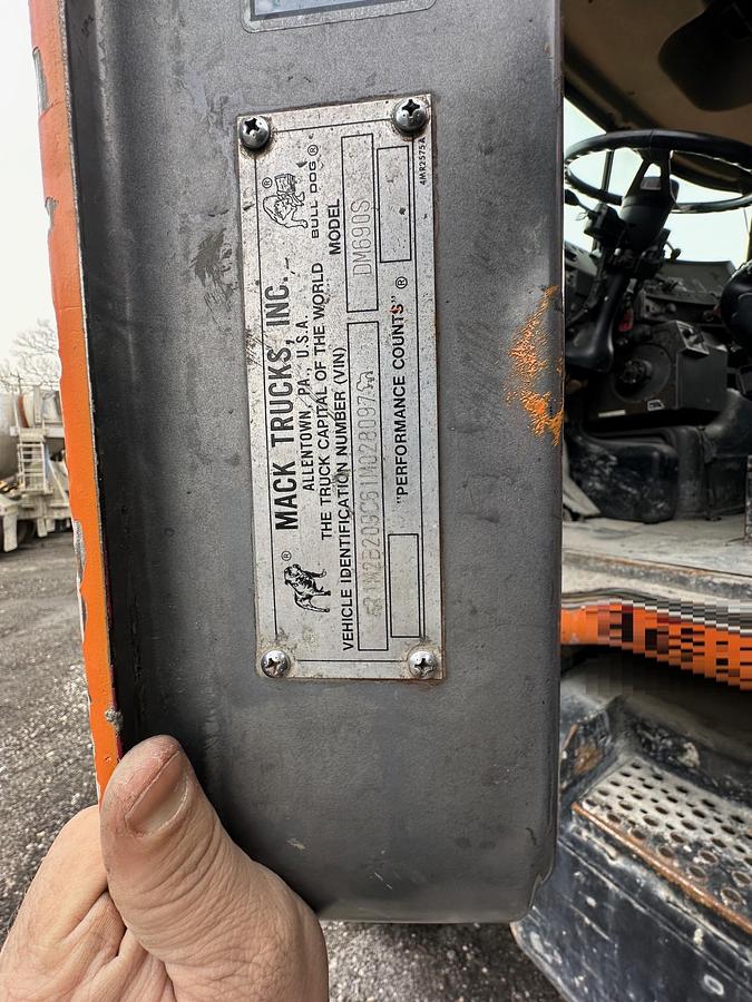 Used 2001 MACK DM690S