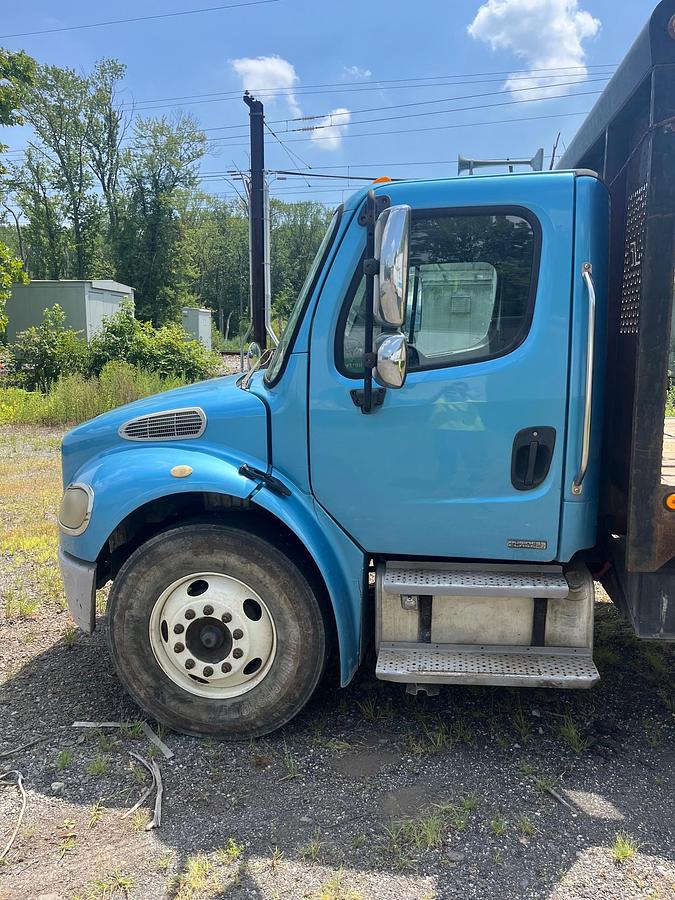 Used 2004 FREIGHTLINER M2 Business Class