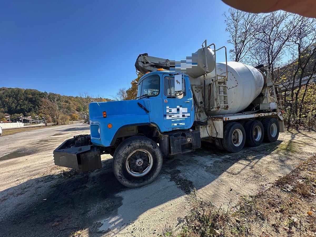 Used 2000 MACK DM690S Conveyor