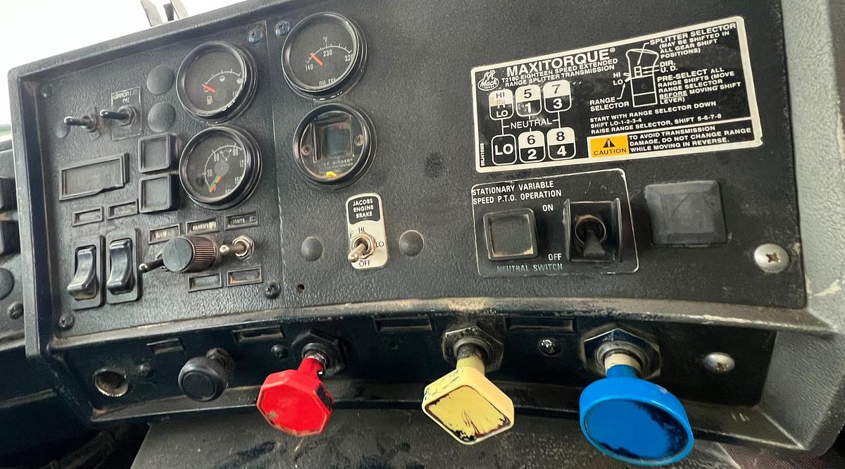 Used 2000 MACK RD688s