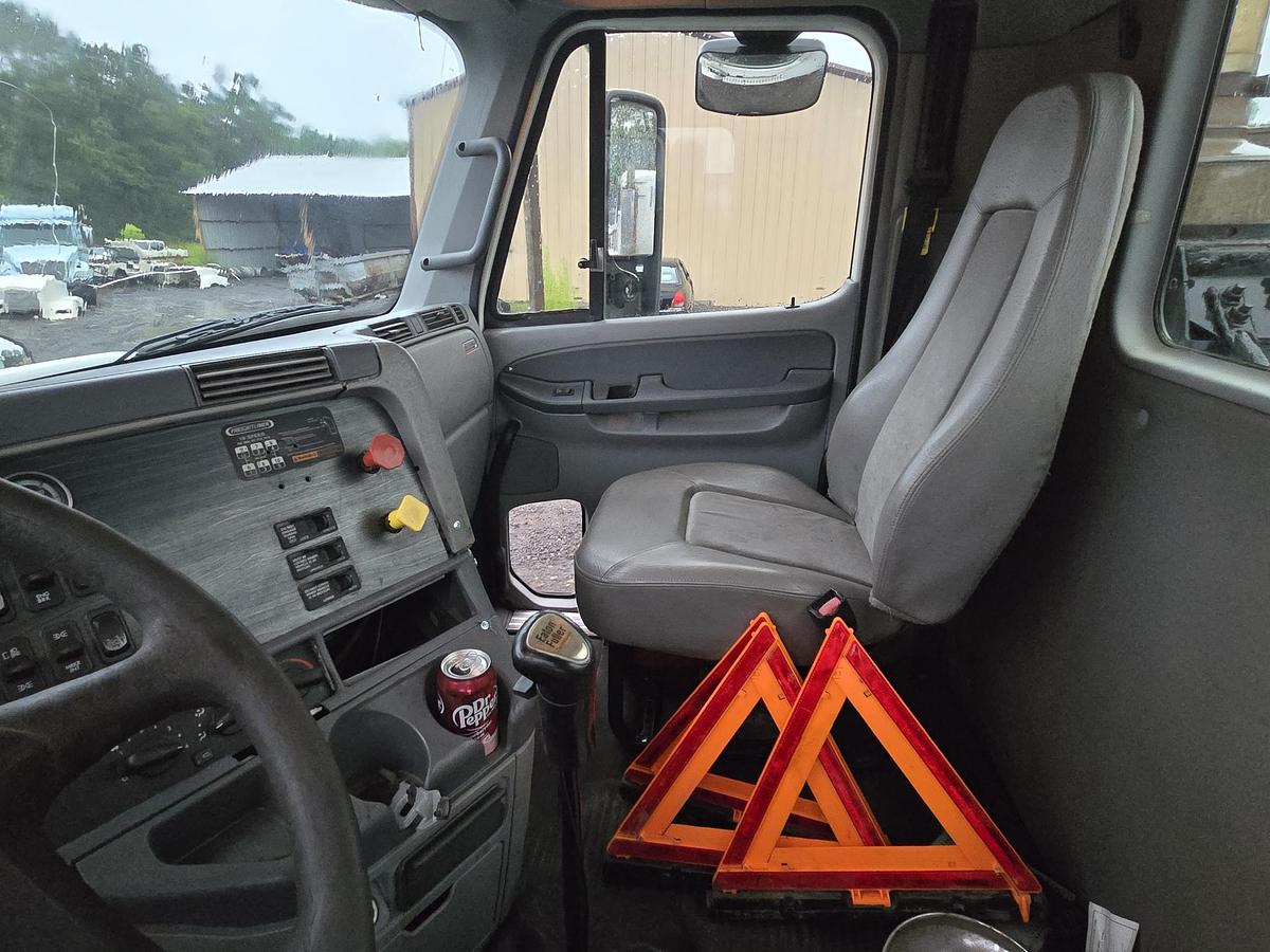 Used 2009 FREIGHTLINER Columbia