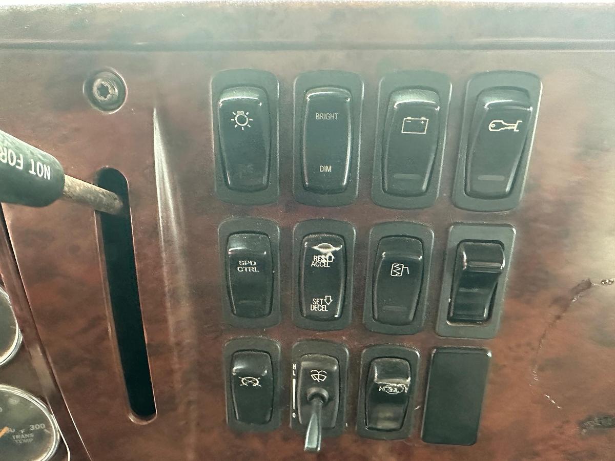 Used 2005 MACK Granite CV713