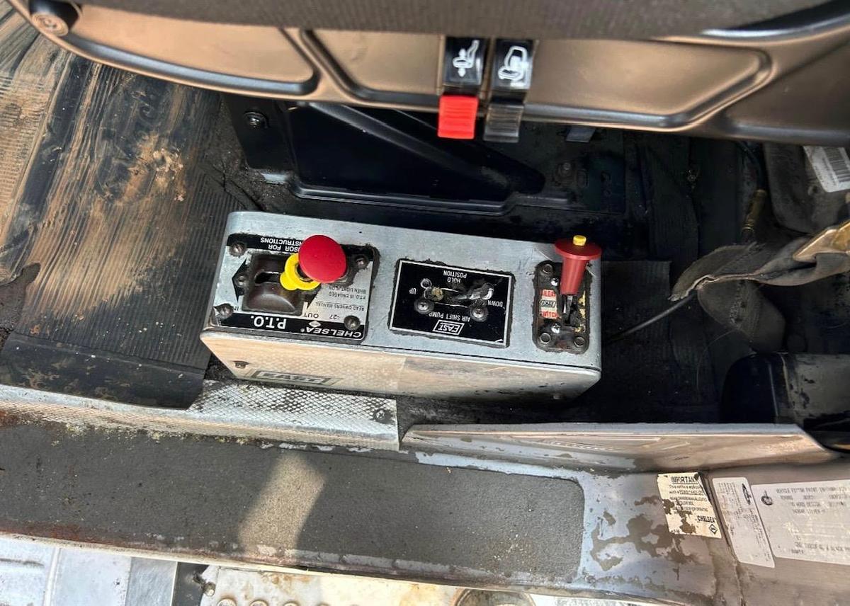 Used 2001 MACK RD688