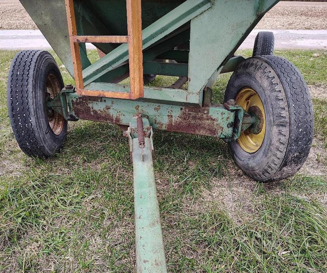 Used JOHN DEERE 350-22 Gravity Wagon